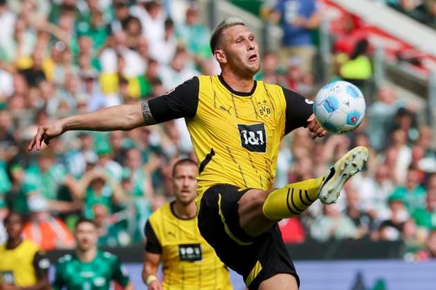 Niklas Suele (Borussia Dortmund) kontrolliert den Ball, Bundesliga, SV Werder Bremen v Borussia Dortmund, Weser Stadium am 31. August 2024 in Bremen, Deutschland. (Foto von Marco Steinbrenner DeFodi Images) Niklas Suele (Borussia Dortmund) controls the ball, Bundesliga, SV Werder Bremen v Borussia Dortmund, Weser Stadium, August 31, 2024 in Bremen, Germany. (Photo by Marco Steinbrenner DeFodi Images) DFL regulations prohibit any use of photographs as image sequences and or quasi-video. Defodi-700_bremen_bvb_20240831_201
