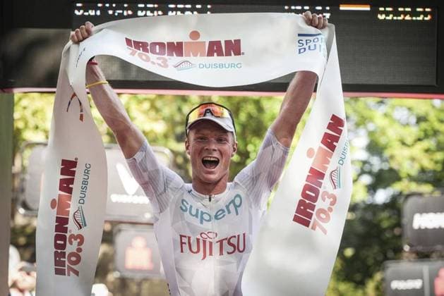 Bilder des Jahres 2024, Sport 09 September Sport Themen der Woche KW35 Sport Bilder des Tages Eines der schönsten Bilder vom IRONMAN 70.3 Duisburg 2024 ** NUR FÜR REDAKTIONELLE ZWECKE ** EDITORIAL USE ONLY **<p>IRONMAN 70.3 Duisburg 2024 am Sonntag, 1. September 2024. Die Sportler müssen 1,9 Kilometer schwimmen, 88 Kilometer Radfahren und dann noch 21,1 Kilometer Laufen um ins Ziel zu gelangen. Olaf van den Bergh kommt als erster ins Ziel. Duisburg NRW Duisburg Copyright: STEFANxAREND