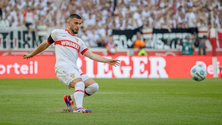 31.08.2024, Deutschland, Stuttgart, Fußball Bundesliga, Saison 2024 2025, VfB Stuttgart vs. 1. FSV Mainz, v.l. Gemäß den Vorgaben der DFL Deutsche Fußball Liga ist es untersagt, in dem Stadion und oder vom Spiel angefertigte Fotoaufnahmen in Form von Sequenzbildern und oder videoähnlichen Fotostrecken zu verwerten bzw. verwerten zu lassen.