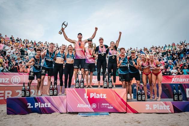 Bilder des Jahres 2024, Sport 09 September Sport Themen der Woche KW35 Sport Bilder des Tages Beachvolleyball Frauen und Männer Allianz German Beach Tour Deutsche Beachvolleyball-Meisterschaft 2024 01.09.2024 Das Siegerpodest v.l. Lui Wüst, Philipp Huster, Louisa Lippmann, Laura Ludwig, Nils Ehlers, Clemens Wickler, Svenja Müller, Cinja TIllmann, Max Just, Robin Sowa, Sandra Ittlinger und Kim van de Velde Timmendorfer Strand Ahmann-Hager-Arena Schleswig-Holstein Deutschland