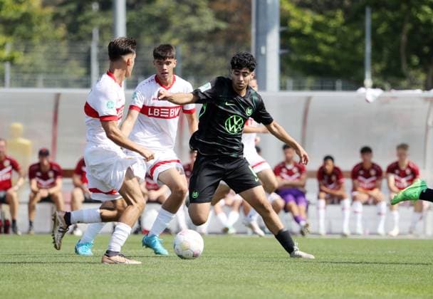 31.08.24 U19 VfB Stuttgart - U19 VfL Wolfsburg Deutschland, Stuttgart, 31.08.2024, Fussball, U19 DFB-Pokal, U19 VfB Stuttgart - U19 VfL Wolfsburg: v.l. Deli Hajdini, Mirza Catovic (beide VfB Stuttgart), Darwin Soylu (VfL Wolfsburg).