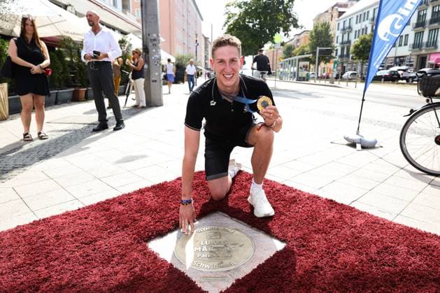 Bilder des Jahres 2024, Sport 09 September Sport Themen der Woche KW36 Schwimmer Lukas Märtens (SC Magdeburg) - feierliche Enthüllung einer Granit-Bronze-Platte für Olympiasieger Lukas Märtens auf dem ãSports Walk of FameÒ in Magdeburg. - Schwimmen,Deutschland,03.09.2024