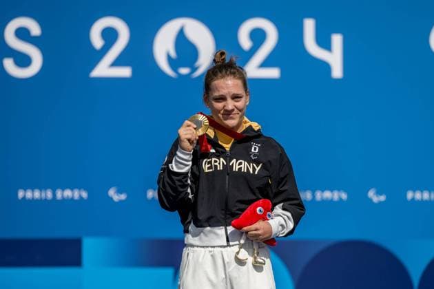 Bilder des Jahres 2024, Sport 09 September Sport Themen der Woche KW36 Sport Bilder des Tages Para-Cycling - Paris 2024 Summer Paralympic Games : day 7 CLICHY SOUS BOIS, FRANCE - SEPTEMBER 04: wc13-itt-p Maike HAUSBERGER (GER), local club BPRSV Cottbus e.V. Brandenburg, classification WC2, at the podest for the women s individual time trial competition ceremonies to get her gold medal on day 7 of the Paris 2024 Summer Paralympic Games during the Para Cycling Competitons at the Para Cycling Road Venue of Clichy sous Bois on 04.9.2024 in Île-de-France, Département des Yvelines France. (Photo by Oliver Kremer DBS) Copyright: xBEAUTIFULxSPORTS OliverxKremerx