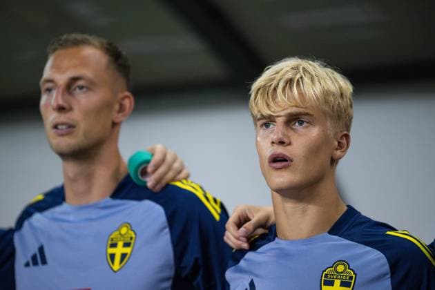 240905 Lucas Bergvall of Sweden during the national anthem ahead of the Nations League football match between Azerbaijan and Sweden on September 5, 2024 in Baku. Photo: Maxim ThorÃ BILDBYRAN kod MT MT0666 fotboll football soccer fotball nations league azerbajdzjan azerbaijan sverige sweden sverige a bbeng Copyright: MAXIMxTHORE BB240905MT255