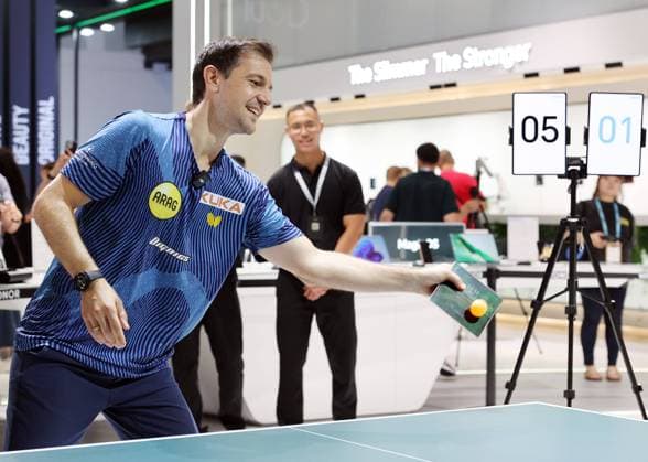 Bilder des Jahres 2024, Sport 09 September Sport Themen der Woche KW36 Sport Bilder des Tages 06.09.2024, Berlin - Deutschland. IFA, Tischtennisspieler Timo Boll tauscht den Schläger gegen ein Handy von Honor für ein kleines Match.
