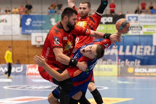 Elias HUBER (HBW Balingen-Weilstetten, 07) im Zweikampf gegen Tin KONTREC (TuS N-Luebbecke, 20) HBW Balingen-Weilstetten (HBW) vs. TuS N-Luebbecke (NLB), Handball, Maenner, Daikin 2. Handball Bundesliga (2.HBL), 1. Spieltag, Spielzeit 2024 2025, 06.09.2024 HBW Balingen-Weilstetten (HBW) vs. TuS N-Luebbecke (NLB), Handball, Maenner, Daikin 2. Handball Bundesliga (2.HBL), 1. Spieltag, Spielzeit 2024 2025, 06.09.2024 Balingen Copyright: xEibnerxPressefoto OliverxSchmidtx EP_OST