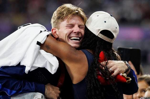 Bilder des Jahres 2024, Sport 09 September Paralympics (Para Leichtathletik); Paris, 06.09.2024 Weitsprung-Olympiasiegerin Tara Davis-Woodhall feiert mit ihrem Mann, Paralympics 400m-Sieger (T62), Hunter Woodhall; Paralympics (Para Leichtathletik) am 06.09.2024 im Stade de France in Paris (Frankreich). Copyright: xBEAUTIFULxSPORTS AxelxKohringx