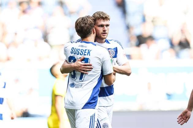 Fussball, FVN Niederrheinpokal Saison 2024 2025 2. Runde MSV Duisburg - Sportfreunde Hamborn 07 07.09.2024, schauinsland-reisen-arena Patrick Sussek (MSV Duisburg, 37) Steffen Meuer (MSV Duisburg, 18) freuen sich auch dem Tor Duisburg schauinsland-reisen-arena Nordrhein-Westfahlen Deutschland