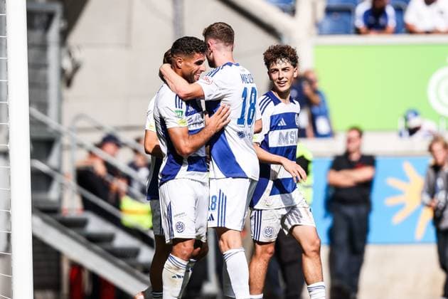 Fussball, FVN Niederrheinpokal Saison 2024 2025 2. Runde MSV Duisburg - Sportfreunde Hamborn 07 07.09.2024, schauinsland-reisen-arena Malek Fahkro (MSV Duisburg, 9) Steffen Meuer (MSV Duisburg, 18) Simon Symalla (MSV Duisburg, 23) Torjubel nach dem Tor zum 4-0 Duisburg schauinsland-reisen-arena Nordrhein-Westfahlen Deutschland