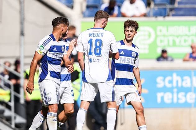 Fussball, FVN Niederrheinpokal Saison 2024 2025 2. Runde MSV Duisburg - Sportfreunde Hamborn 07 07.09.2024, schauinsland-reisen-arena Malek Fahkro (MSV Duisburg, 9) Steffen Meuer (MSV Duisburg, 18) Simon Symalla (MSV Duisburg, 23) Torjubel nach dem Tor zum 4-0 Duisburg schauinsland-reisen-arena Nordrhein-Westfahlen Deutschland