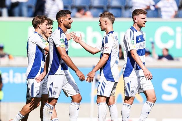 Fussball, FVN Niederrheinpokal Saison 2024 2025 2. Runde MSV Duisburg - Sportfreunde Hamborn 07 07.09.2024, schauinsland-reisen-arena Malek Fahkro (MSV Duisburg, 9) Steffen Meuer (MSV Duisburg, 18) Simon Symalla (MSV Duisburg, 23) Torjubel nach dem Tor zum 4-0 Duisburg schauinsland-reisen-arena Nordrhein-Westfahlen Deutschland