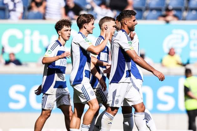 Fussball, FVN Niederrheinpokal Saison 2024 2025 2. Runde MSV Duisburg - Sportfreunde Hamborn 07 07.09.2024, schauinsland-reisen-arena Torjubel MSV Duisburg nach dem Tor zum 4-0 die Spieler freuen sich Duisburg schauinsland-reisen-arena Nordrhein-Westfahlen Deutschland