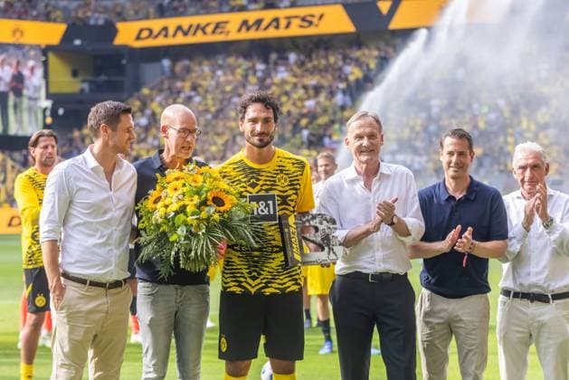 Bilder des Jahres 2024, Sport 09 September Sport Themen der Woche KW36 Sport Bilder des Tages Fußball, Borussia Dortmund, Abschiedsspiel für Lukasz Piszczek und Jakub Blaszczykowski 07.09.2024, Fussball, Saison 2024 2025, Abschiedsspiel von Lukasz Piszczek und Jakub Blaszczykowski, v. l. Sebastian Kehl (Borussia Dortmund), Carsten Kramer (Borussia Dortmund), Hans-Joachim Watzke (Borussia Dortmund), Lars Ricken (Borussia Dortmund) verabschieden Mats Hummels (mitte) Dortmund Signal-Iduna-Park NRW Deutschland xRHR-FOTO YYx Copyright: StephanxSchuetze RHR-FOTOx RHR-FOTO YY