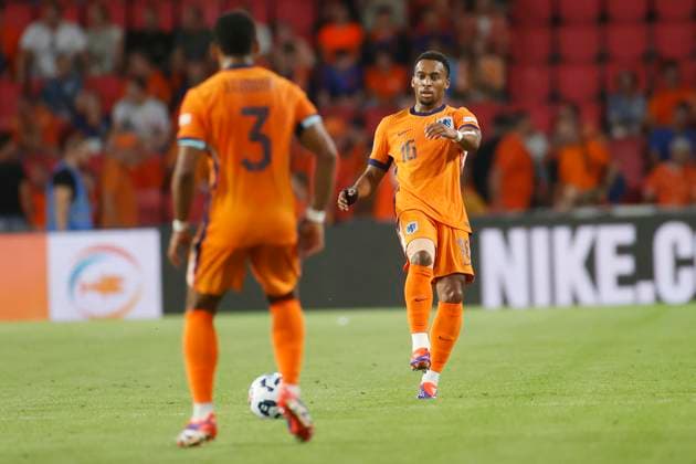 EINDHOVEN, 07-09-2024 , Philips Stadium, Nations League game between Netherlands - Bosnia and Herzegovina final score 5-2. Quinten Timber passing to brother Jurrien Netherlands - Bosnia and Herzegovina  x26235683x Copyright: