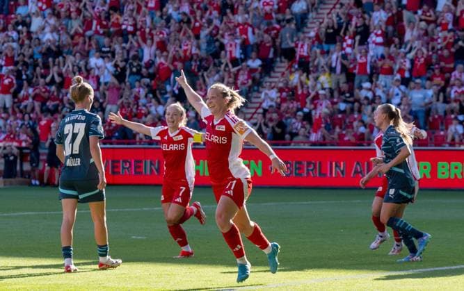 Bilder des Jahres 2024, Sport 09 September Sport Themen der Woche KW36 Sport Bilder des Tages Fußball, Frauen, Saison 2024 2025, DFB-Pokal (2. Runde), 1. FC Union Berlin - RB Leipzig, v. l. Marlene Müller (RB Leipzig), Lisa Heiseler (1. Frauen 1. FC Union), Dina Orschmann (1. Frauen 1. FC Union), Jubel nach Tor zum 1:0, 08.09. 2024, Copyright: xMatthiasxKochx