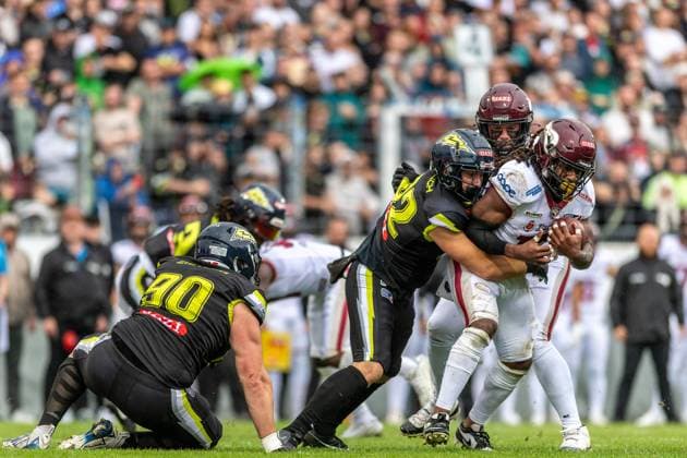 Bilder des Jahres 2024, Sport 09 September Sport Themen der Woche KW36 Sport Bilder des Tages Glen Toonga (Rhein Fire, 17) läuft mit dem Ball, Luis Bach (Stuttgart Surge, 32) tacklet ihn, Luis Bach (Stuttgart Surge, 32)Stuttgart Surge vs Rhein Fire, American Football, ELF, Semi-Finals, Season 2024, 08.09.2024, Stuttgart GAZI Stadion Deutschland Copyright: xFootxBowl JUSTxSHOTSx