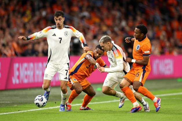 10.09.2024, Fussball UEFA Nations League 2024 25, Gruppe 3, 2. Spieltag, Niederlande - Deutschland, in der Johan Cruyff Arena Amsterdam. (L-R) Kai Havertz (Deutschland) gegen Jurrien Timber (Niederlande) und Florian Wirtz (Deutschland) gegen Quinten Timber (Niederlande)