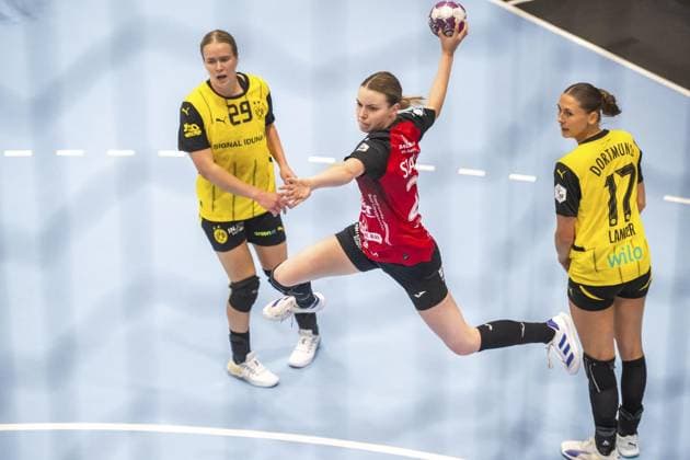 HANDBALL FRAUEN 1. BUNDESLIGA 2. SPIELTAG THC - BORUSSIA DORTMUND ** NUR FÜR REDAKTIONELLE ZWECKE ** EDITORIAL USE ONLY **<p>13 09 2024-Bad Langensalza: Handball Frauen 1. Bundesliga Frauen Saison 2024-2025 Salzhalle 2. Spieltag Thüringer HC - Borussia Dortmund im Foto: Anna Szabo 28 (Thüringer HC) im Zweikampf mit Alicia Langer 17 (Borussia Dortmund) und Emma Olsson 29 (Borussia Dortmund) ( Deutschland Thueringen Bad Langensalza Copyright: SaschaxFromm