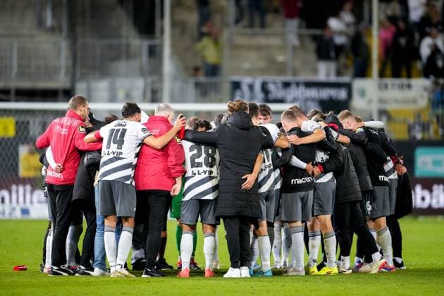 Spieler vom SV Sandhausen (SVS), schwören sich mit einem Mannschaftskreis ein, Kreis, Teamkreis, Konzentration, Kameradschaft, Ansprache, Motivation, 13.09.2024, Sandhausen (Deutschland), Fussball, 3. Liga, SV Sandhausen - Borussia Dortmund II, DFB DFL REGULATIONS PROHIBIT ANY USE OF PHOTOGRAPHS AS IMAGE SEQUENCES AND OR QUASI-VIDEO.