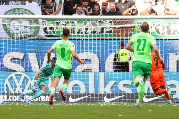 14.09.2024, xgox, Fussball 1.Bundesliga, VfL Wolfsburg - Eintracht Frankfurt emspor, v.l. Omar Marmoush (Eintracht Frankfurt) erzielt das Tor zum scores the goal 0:1 Kamil Grabara (VfL Wolfsburg) (DFL DFB REGULATIONS PROHIBIT ANY USE OF PHOTOGRAPHS as IMAGE SEQUENCES and or QUASI-VIDEO) Wolfsburg