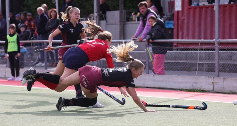 BAU 14.09.2024, Deutschland, Ludwigsburg , Hockey 2. Bundesliga Damen, HC Ludwigsburg vs. Rüsselsheimer RK, v.l. Viktoria Zimmermann (RK), Nele Pöhler (HCL)