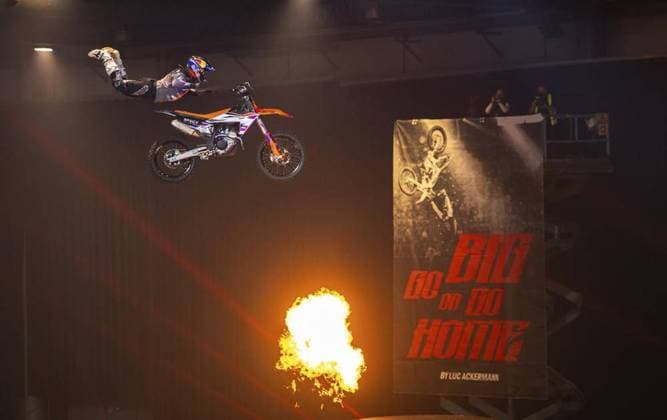 Bilder des Jahres 2024, Sport 09 September Sport Themen der Woche KW37 Sport Bilder des Tages EXTREMSPORT-EVENT GO BIG OR GO HOME MIT LUC ACKERMANN IN DER ERFURTER MESSE ** NUR FÜR REDAKTIONELLE ZWECKE ** EDITORIAL USE ONLY **<p>14 09 2024-Erfurt: Luc Ackermann, Freestyle Motocross-Fahrer, am Abend beim Extremsport-Event Go Big Or Go Home in der Erfurter Messehalle ( Deutschland Thüringen Erfurt Copyright: SaschaxFromm