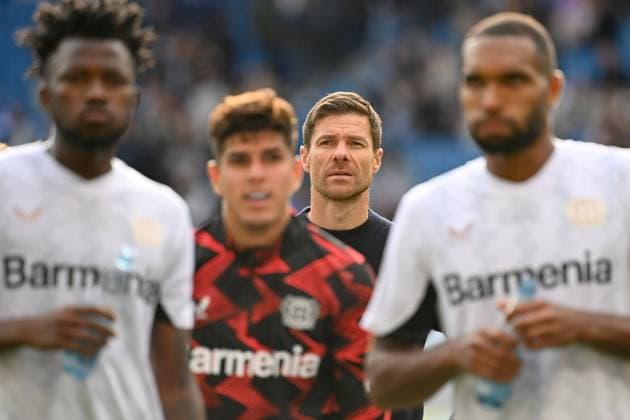 Sport Bilder des Tages Trainer Xabi ALONSO (Bayer Leverkusen) steht nach Spielende hinter seinen Spielern. Fussball 1. Bundesliga Saison 2024 2025, 3.Spieltag, Spieltag03 TSG 1899 Hoffenheim - Bayer 04 Leverkusen 1-4 am 14.09.2024, PreZero ARENA.