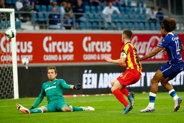 KAA Gent v KV Mechelen - Jupiler Pro League GENT, BELGIUM - SEPTEMBER 15 : Roef Davy goalkeeper of KAA Gent saves the attempt of Schoofs Rob midfielder of KV Mechelen during the Jupiler Pro League match between KAA Gent and KV Mechelen on September 15, 2024 in Gent, Belgium, 15 09 2024 Gent Belgium  Copyright: xJanxDexMeuleneirx