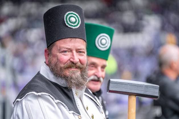 Bilder des Jahres 2024, Sport 09 September Sport Themen der Woche KW37 Aue, Deutschland 15. September 2024: 3 . Liga - 2024 2025 - Erzgebirge Aue vs. DSC Arminia Bielefeld Im Bild: Bergmann Symbolfigur DFB regulations prohibit any use of photographs as image sequences and or quasi-video Copyright: xFotostandx xNachtigallx