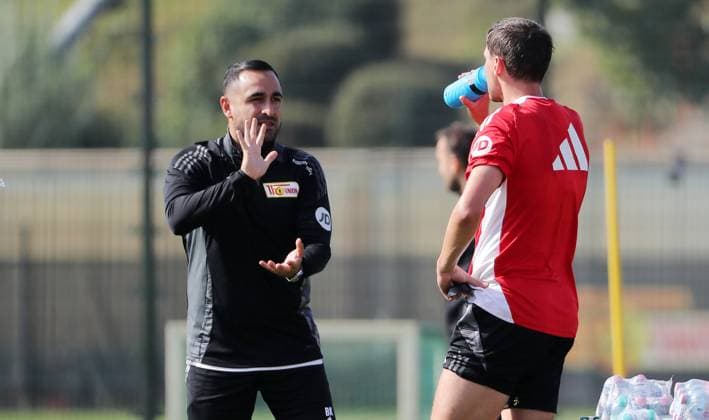 Co Trainer Babak Keyhanfar redet mit Robert Skov Aktion Oberkörper Fußball Fussball Training 1.Bundesliga Herren DFL Saison 2024 2025 17.09.2024 1.FC Union Berlin FCU DFL regulations prohibit any use of photographs as image sequences and or quasi-video.
