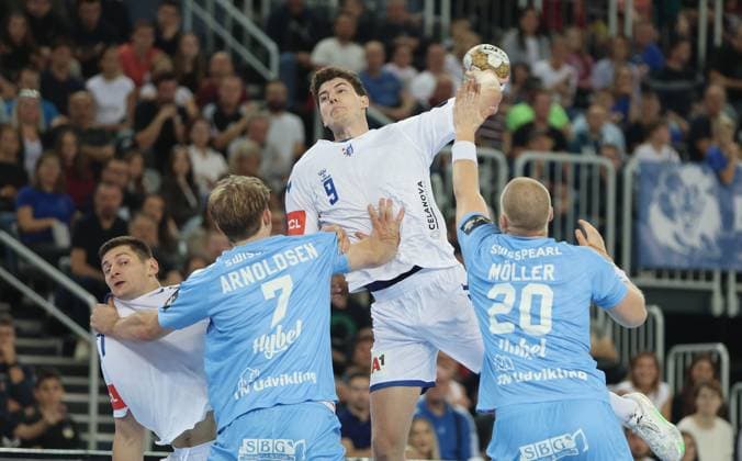 Sport Bilder des Tages HC Zagreb v Aalborg Handbold - EHF Champions League ZAGREB, CROATIA - SEPTEMBER 18: Luka Lovre Klarica of HC Zagreb is challenged by Felix Moller of Aalborg Handbold and Thomas Arnoldsen of Aalborg Handbold during EHF Champions League Group Phase match between HC Zagreb and Aalborg Handbold at Arena Zagreb on September 18, 2024 in Zagreb, Croatia.  SanjinxStrukic PIXSELL