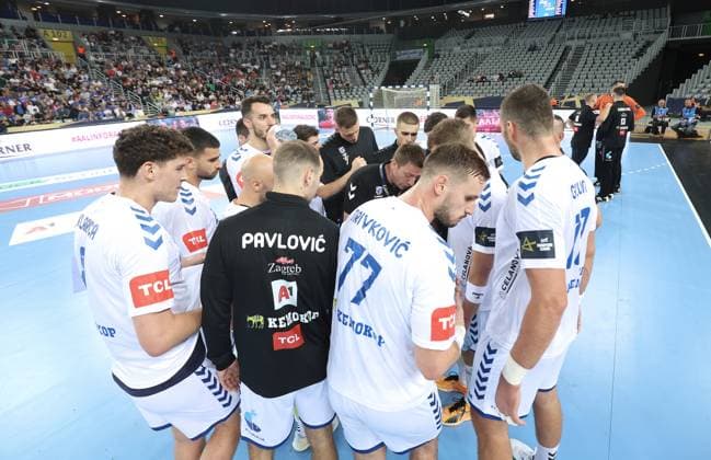 HC Zagreb v Aalborg Handbold - EHF Champions League ZAGREB, CROATIA - SEPTEMBER 18: HC Zagreb Head Coach Andrija Nikolic talks to the players during EHF Champions League Group Phase match between HC Zagreb and Aalborg Handbold at Arena Zagreb on September 18, 2024 in Zagreb, Croatia.  SanjinxStrukic PIXSELL