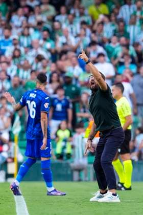 September 18, 2024, Sevilla, Sevilla, SPAIN: Jose Bordalas, head coach of Getafe CF, gestures during the Spanish league, La Liga EA Sports, football match played between Real Betis and Getafe CF at Benito Villamarin stadium on September 18, 2024, in Sevilla, Spain. Sevilla SPAIN - ZUMAa181 20240918_zaa_a181_255 Copyright: xJoaquinxCorcherox