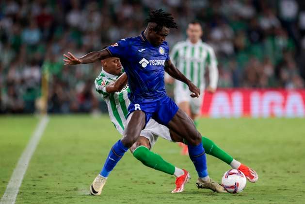 Real Betis Balompie v Getafe CF - La Liga EA Sports Uche of Getafe CF competes for the ball with Natan Bernardo de Souza of Real Betis during the La Liga EA Sports match between Real Betis and Getafe CF at Benito Villamarin in Seville, Spain, on September 18, 2024. Seville Spain  Copyright: xDAXxImagesx originalFilename:daximages-realbeti240918_npCMK