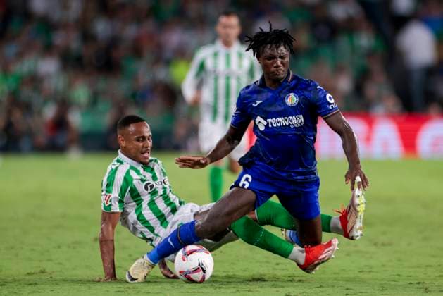 Real Betis Balompie v Getafe CF - La Liga EA Sports Uche of Getafe CF competes for the ball with Natan Bernardo de Souza of Real Betis during the La Liga EA Sports match between Real Betis and Getafe CF at Benito Villamarin in Seville, Spain, on September 18, 2024. Seville Spain  Copyright: xDAXxImagesx originalFilename:daximages-realbeti240918_npKYh