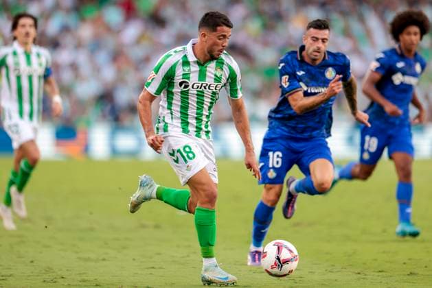 Real Betis Balompie v Getafe CF - La Liga EA Sports Pablo Fornals of Real Betis runs with the ball during the La Liga EA Sports match between Real Betis and Getafe CF at Benito Villamarin in Seville, Spain, on September 18, 2024. Seville Spain  Copyright: xDAXxImagesx originalFilename:daximages-realbeti240918_npvEF
