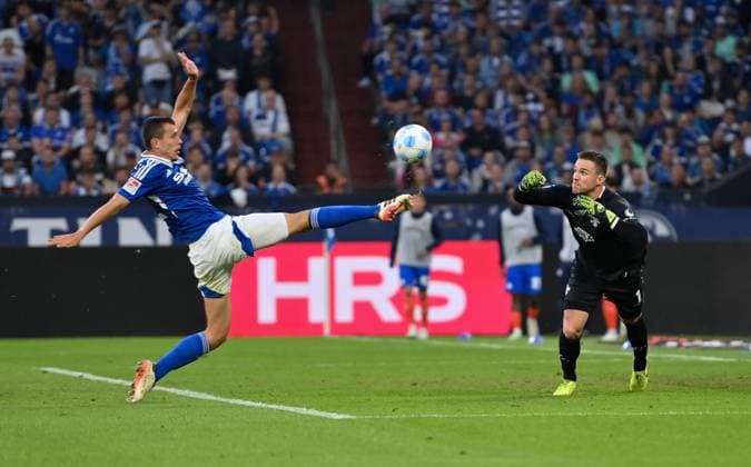 Bilder des Jahres 2024, Sport 09 September Sport Themen der Woche KW38 Ron Schallenberg (FC Schalke 04) erzielt gegen Torwart Marcel Schuhen (SV Darmstadt 98) das Tor zum 3:0 20.09.2024, Fussball 2. Bundesliga, 6. Spieltag, Saison 2024 2025 FC Schalke 04 - SV Darmstadt 98 Gelsenkirchen Veltins Arena Nordrhein Westfalen Deutschland