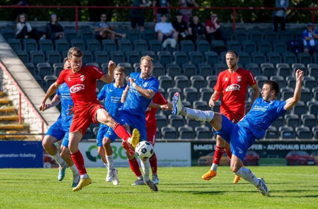 Fussball, Herren, Saison 2024 25, Regionalliga Nordost (9. Spieltag), VSG Altglienicke - ZFC Meuselwitz, v. l. Florian Hansch (ZFC Meuselwitz), Phil Butendeich (VSG Altglienicke), Patrick Wolfgang Knapp (VSG Altglienicke), 22.09. 2024, Copyright: xMatthiasxKochx