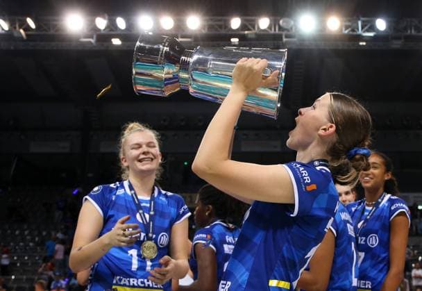Bilder des Jahres 2024, Sport 09 September Sport Themen der Woche KW38 Sport Bilder des Tages BAU 22.09.2024 Stuttgart Volleyball Supercup Allianz MTV Stuttgart vs. SSC Palmberg Schwerin, Charlotte Krenicky (Stuttgart) mit Pokal