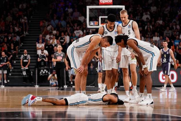 Bilder des Jahres 2024, Sport 09 September Sport Themen der Woche KW38 Sport Bilder des Tages Brae Ivey (Veolia Towers Hamburg, 01) am Boden nach Foul, GER, Veolia Towers Hamburg vs Alba Berlin, Basketball, Bundesliga, Spieltag 1, Saison 2024 2025, 22.09.2024 GER, Veolia Towers Hamburg vs Alba Berlin, Basketball, Bundesliga, Spieltag 1, Saison 2024 2025, 22.09.2024 Hamburg Copyright: xEibner-Pressefoto MaxxVincenx EP_MVN