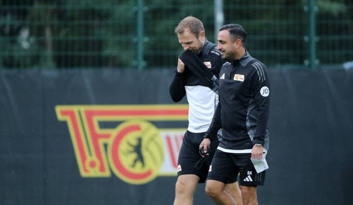 Trainer Bo Svensson redet mit Co Trainer Babak Keyhanfar Aktion Oberkörper Fußball Fussball Training 1.Bundesliga Herren DFL Saison 2024 2025 24.09.2024 1.FC Union Berlin FCU DFL regulations prohibit any use of photographs as image sequences and or quasi-video.