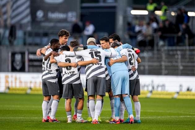 Spieler vom SV Sandhausen (SVS), schwören sich mit einem Mannschaftskreis vor dem Anpfiff ein, Kreis, Teamkreis, Konzentration, Kameradschaft, Ansprache, Motivation, 24.09.2024, Sandhausen (Deutschland), Fussball, 3. Liga, SV Sandhausen - FC Ingolstadt 04, DFB DFL REGULATIONS PROHIBIT ANY USE OF PHOTOGRAPHS AS IMAGE SEQUENCES AND OR QUASI-VIDEO.
