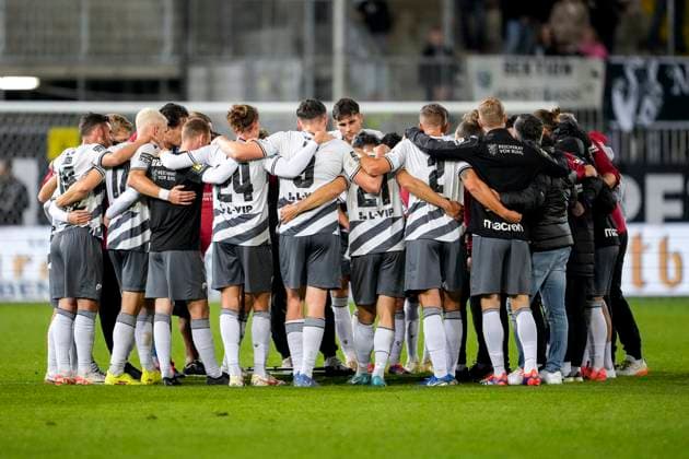 Spieler vom SV Sandhausen (SVS), schwören sich mit einem Mannschaftskreis nach dem Abpfiff ein, Kreis, Teamkreis, Konzentration, Kameradschaft, Ansprache, Motivation, 24.09.2024, Sandhausen (Deutschland), Fussball, 3. Liga, SV Sandhausen - FC Ingolstadt 04, DFB DFL REGULATIONS PROHIBIT ANY USE OF PHOTOGRAPHS AS IMAGE SEQUENCES AND OR QUASI-VIDEO.
