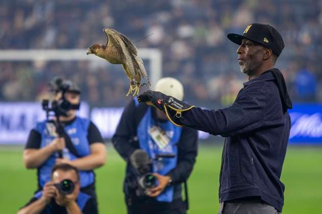 September 25, 2024, Los Angeles, California, USA: Olympic sprinter, Michael Johnson is the honorary falconer for the Lamar Hunt U.S. Open Cup Final match between Los Angeles Football Club and the Sporting Kansas City on Wednesday September 25, 2024 at the BMO Stadium in Los Angeles, California. LAFC defeats Sporting Kansas City, 3-1 and wins the U.S. Open Cup Final. DOUGLAS CUELLAR PI Los Angeles USA - ZUMAp124 20240925_zaa_p124_097 Copyright: xJavierxRojasx