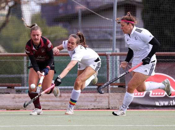 BAU 28.09.2024, Deutschland, Ludwigsburg , Hockey 2. Bundesliga Damen, HC Ludwigsburg vs. TUS Lichterfelde, v.l. Carlotta Koch (HCL), Alicia Becker (TUS), Friederike Krause (TUS)