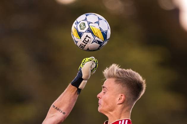 Bilder des Jahres 2024, Sport 09 September Sport Themen der Woche KW39 240928 GIF Sundsvalls Jonas Olsson (vars hand är i bild), boxar bort bollen framför Skövde AIKs Edvin Tellgren under fotbollsmatchen i Superettan mellan Skövde AIK och GIF Sundsvall den 28 september 2024 i Skövde. Copyright: CARLxSANDIN BB240928CS024