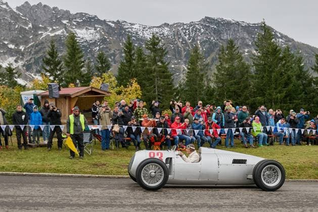 Bilder des Jahres 2024, Sport 09 September Sport Themen der Woche KW39 Sport Bilder des Tages Berchtesgaden, Deutschland 27.- 29. September 2024: Internationaler Edelweiss-Bergpreis Rossfeld Berchtesgaden - 2024 Im Bild: Hans-Joachim Stuck mit Auto Union Typ C, Baujahr 1936, 16 Zylinder, 6005 ccm, 520 PS, das Auto, das früher sein Vater fuhr Rossfeld Bayern Copyright: xFotostandx xWassmuthx