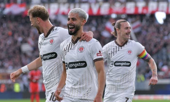 Bilder des Jahres 2024, Sport 09 September Sport Themen der Woche KW39 28.09.2024, xblx, Fussball 1.Bundesliga, SC Freiburg - FC St.Pauli emspor, v.l. Carlo Boukhalfa (FC ST. PAULI), Elias Saad (FC ST. PAULI), Goal scored, Tor zum 0:1, celebrate the goal, Torjubel , Jubel, jubeln, jubelt, Jackson Irvine (FC ST. PAULI) (DFL DFB REGULATIONS PROHIBIT ANY USE OF PHOTOGRAPHS as IMAGE SEQUENCES and or QUASI-VIDEO) Freiburg