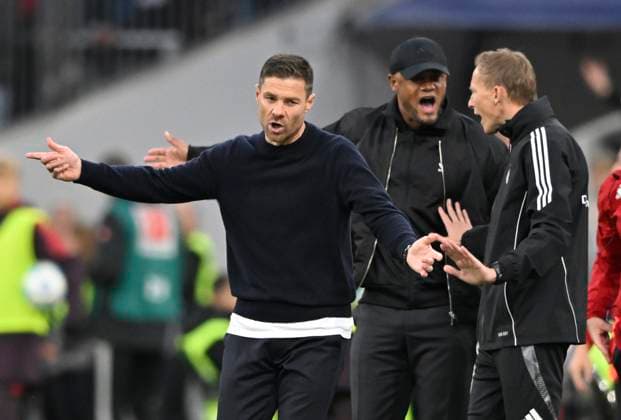Trainer Coach Vincent Kompany FC Bayern Muenchen FCB am Spielfeldrand Gestik Geste sauer Trainer Coach Xabi Alonso Bayer 04 Leverkusen Vierter Offizieller Schiedsrichter Referee Schiedsrichter Referee Martin Petersen FC Bayern Muenchen FCB vs Bayer 04 Leverkusen B04 28.09.2024 DFL REGULATIONS PROHIBIT ANY USE OF PHOTOGRAPHS AS IMAGE SEQUENCES AND OR QUASI-VIDEO FC Bayern Muenchen FCB vs Bayer 04 Leverkusen B04