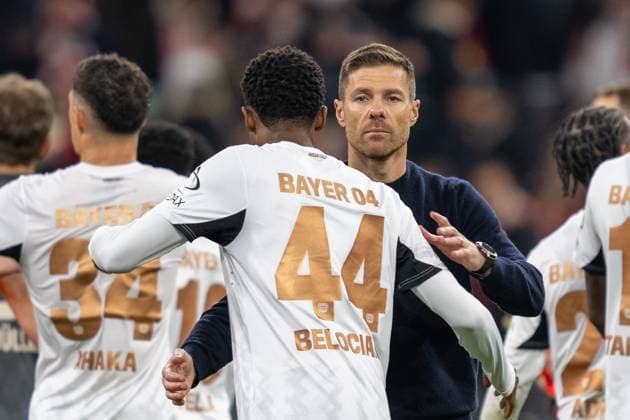 Bilder des Jahres 2024, Sport 09 September Sport Themen der Woche KW39 Cheftrainer Xabi Alonso (Bayer 04 Leverkusen) nimmt Jeanuel Belocian 44 (Bayer 04 Leverkusen) in den Arm, FC Bayern Muenchen vs. Bayer 04 Leverkusen, Fussball, Bundesliga, 5. Spieltag, 28.09.2024 DFB regulations prohibit any use of photographs as image sequences and or quasi-video Muenchen Bayern Deutschland